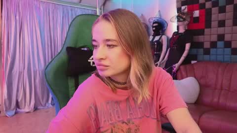 Snapshot of uvrays999 chatting on December 8, 2024, 9:19 pm Leila online show from December 8, 2024, 9:19 pm