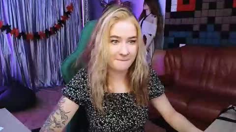 Snapshot of uvrays999 chatting on November 10, 2025, 1:43 pm Leila online show from November 10, 2025, 1:43 pm