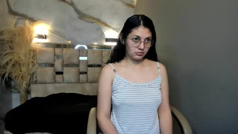Snapshot of vainilla_cam chatting on March 3, 2026, 1:34 am Vainilla online show from March 3, 2026, 1:34 am