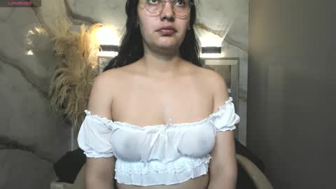 Snapshot of vainilla_cam chatting on March 6, 2026, 1:24 am Vainilla online show from March 6, 2026, 1:24 am