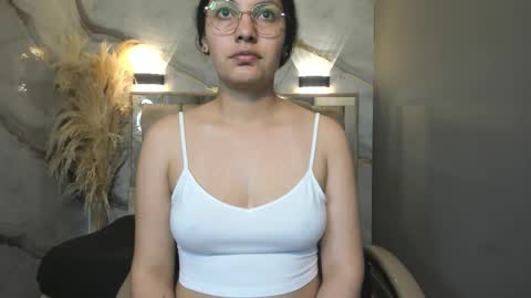 Snapshot of vainilla_cam chatting on March 7, 2026, 1:24 am Vainilla online show from March 7, 2026, 1:24 am