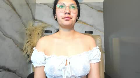 Snapshot of vainilla_cam chatting on March 9, 2026, 1:42 am Vainilla online show from March 9, 2026, 1:42 am