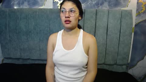 Snapshot of vainilla_cam chatting on March 19, 2026, 1:20 am Vainilla online show from March 19, 2026, 1:20 am