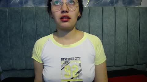 Snapshot of vainilla_cam chatting on April 7, 2026, 1:39 am Vainilla online show from April 7, 2026, 1:39 am