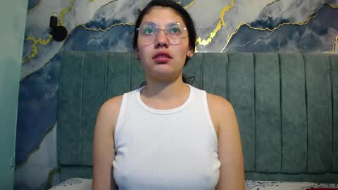 Snapshot of vainilla_cam chatting on April 13, 2026, 1:33 am Vainilla online show from April 13, 2026, 1:33 am