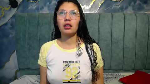 Snapshot of vainilla_cam chatting on April 16, 2026, 1:28 am Vainilla online show from April 16, 2026, 1:28 am