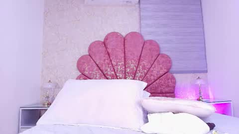 Snapshot of vaiolet_colls chatting on February 18, 2026, 12:01 pm Vaiolet colls online show from February 18, 2026, 12:01 pm