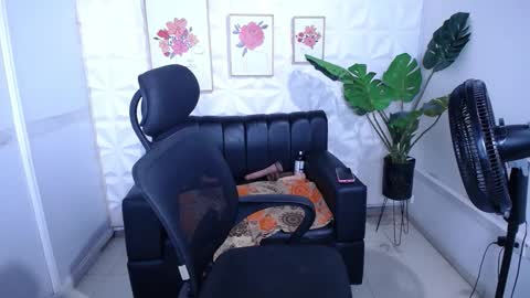 Valentina  online show from December 2, 2025, 9:47 am