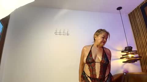 Ana online show from November 3, 2025, 7:15 pm