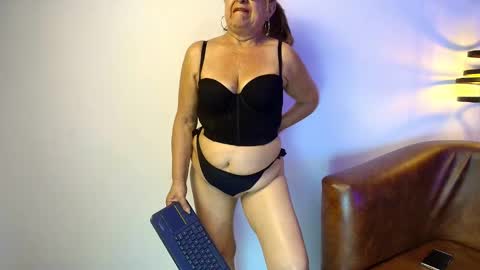 Ana online show from November 4, 2025, 7:35 pm