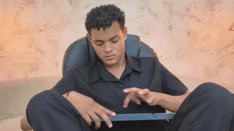 valentino_thompson online show from September 29, 2025, 8:46 pm