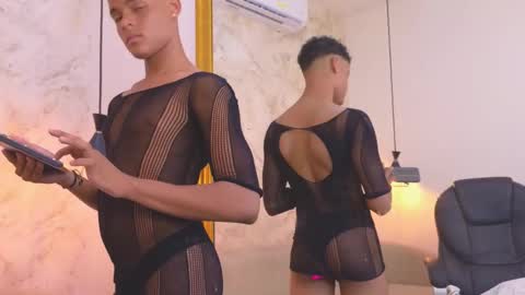 valentino_thompson online show from October 3, 2025, 8:50 pm