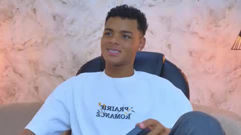 valentino_thompson online show from October 5, 2025, 7:56 pm