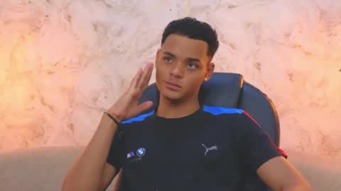 valentino_thompson online show from November 6, 2025, 7:59 pm