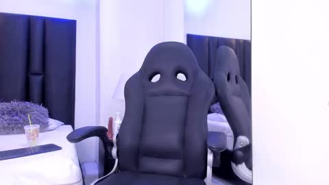 valeri_tafur online show from February 12, 2025, 2:10 pm