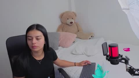 Juli C online show from February 6, 2026, 1:21 am