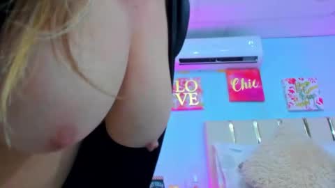 Snapshot of valerysex4u chatting on May 23, 2026, 1:33 am Valery online show from May 23, 2026, 1:33 am