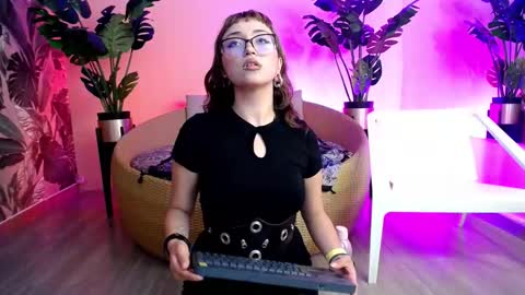 Snapshot of vane_dann chatting on February 17, 2026, 8:04 pm Vane online show from February 17, 2026, 8:04 pm