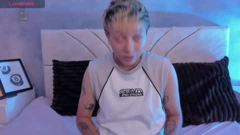 vane_grey online show from May 30, 2026, 7:44 pm