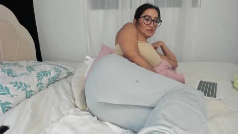Snapshot of vanessa_fx chatting on October 1, 2025, 11:11 pm Vanessa online show from October 1, 2025, 11:11 pm