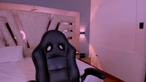 vanessaduval online show from December 14, 2025, 3:23 am