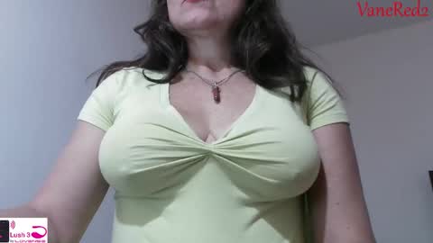 Snapshot of vanessared2 chatting on February 11, 2025, 10:59 am Vanesared2 online show from February 11, 2025, 10:59 am