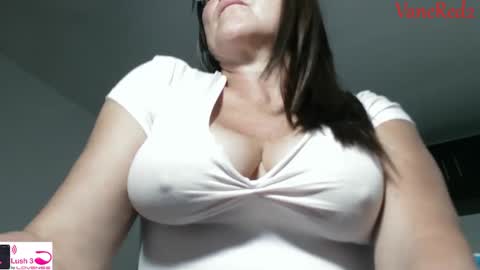 Snapshot of vanessared2 chatting on October 6, 2025, 1:36 am Vanesared2 online show from October 6, 2025, 1:36 am