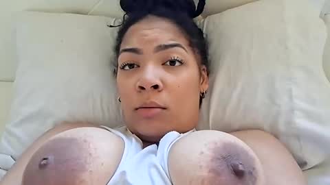 vanessareign online show from October 17, 2025, 6:43 pm