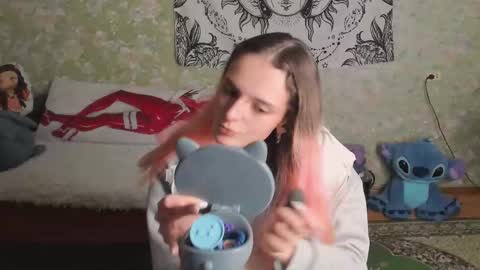 Snapshot of vanilla_arya chatting on November 11, 2025, 11:21 am Adelina online show from November 11, 2025, 11:21 am