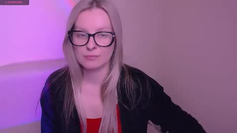 Mia online show from November 14, 2025, 8:46 am