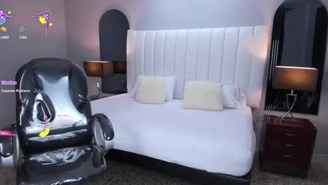 Snapshot of vanitysex chatting on October 20, 2025, 11:43 am Karine online show from October 20, 2025, 11:43 am