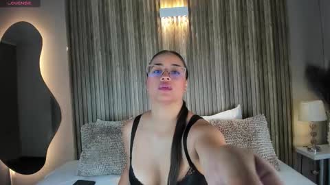 Snapshot of vannecamiel chatting on November 6, 2025, 11:33 am V A N N E S A online show from November 6, 2025, 11:33 am