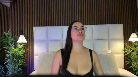 Snapshot of vannecamiel chatting on November 27, 2025, 11:34 am V A N N E S A online show from November 27, 2025, 11:34 am