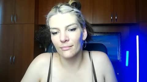 Snapshot of vanrey_ chatting on June 5, 2026, 7:03 am Vanessa online show from June 5, 2026, 7:03 am