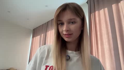 Snapshot of variety_moments chatting on December 1, 2025, 6:29 am Heeeeey Im Hanna the art of tease online show from December 1, 2025, 6:29 am