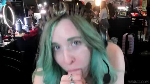 Snapshot of vawnievoulphie chatting on October 18, 2025, 1:41 am Vawnie Voulphie online show from October 18, 2025, 1:41 am