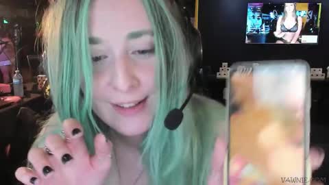 Snapshot of vawnievoulphie chatting on October 19, 2025, 5:24 pm Vawnie Voulphie online show from October 19, 2025, 5:24 pm