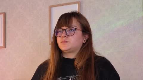 Vee Simons online show from October 13, 2025, 7:36 pm