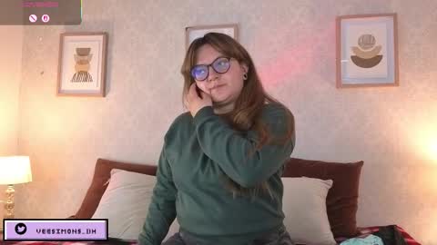 Vee Simons online show from December 20, 2025, 7:32 pm