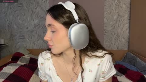 Nia online show from April 3, 2026, 3:43 pm