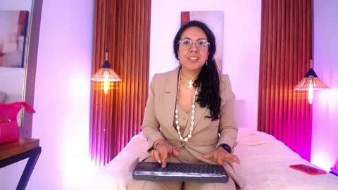 Snapshot of velvet_curly chatting on April 27, 2026, 12:14 pm Emma Curly online show from April 27, 2026, 12:14 pm