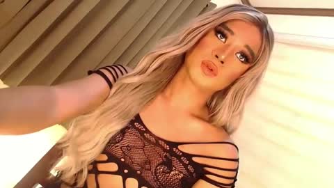 Snapshot of velvet_fux chatting on February 6, 2025, 9:53 am Richy will make you fall in love online show from February 6, 2025, 9:53 am
