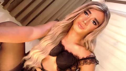 Snapshot of velvet_fux chatting on February 19, 2025, 12:46 am Richy will make you fall in love online show from February 19, 2025, 12:46 am