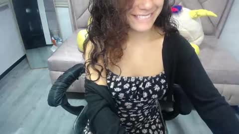 velvet_moon_v online show from September 25, 2025, 1:15 pm