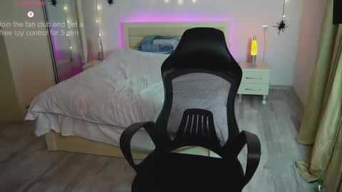 Snapshot of velvet_sin chatting on October 21, 2025, 7:03 pm Mila online show from October 21, 2025, 7:03 pm