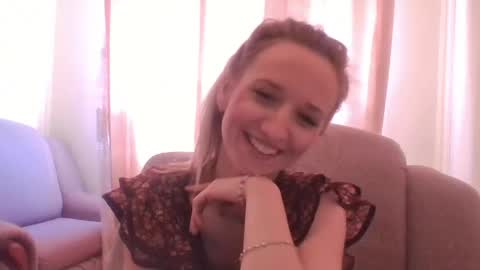 Snapshot of velvetintuition chatting on May 5, 2026, 10:23 am velvetintuition online show from May 5, 2026, 10:23 am