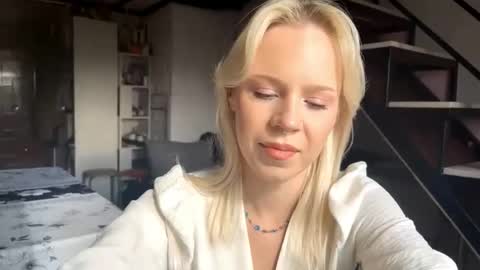 Snapshot of venessabonavia chatting on October 24, 2025, 10:55 am Lisa online show from October 24, 2025, 10:55 am