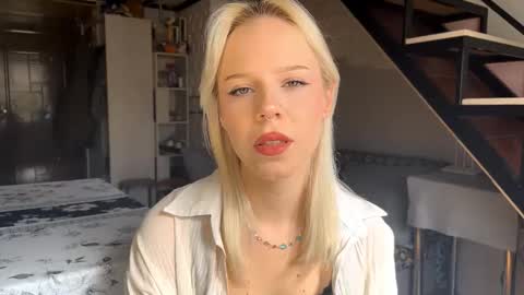 Snapshot of venessabonavia chatting on October 27, 2025, 10:08 am Lisa online show from October 27, 2025, 10:08 am