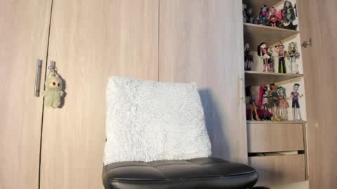 veronica lodge online show from April 10, 2026, 12:10 pm