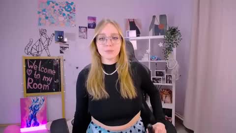 Snapshot of veronicaandersen chatting on February 19, 2025, 3:27 pm VERONICA online show from February 19, 2025, 3:27 pm